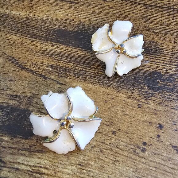 Vintage 1980s Stud Earrings Large Enamel Flowers Cream and Gold - Picture 1 of 4